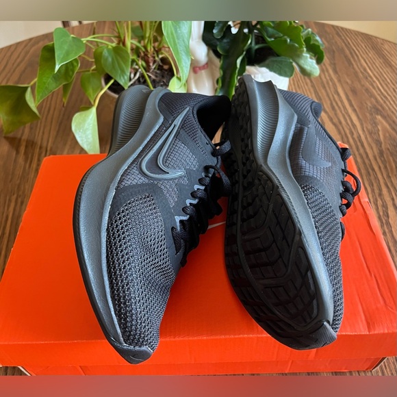 Nike Ladies Downshifter 11 Running Shoe Size 7 1/2 New in the Box! - Picture 4 of 10